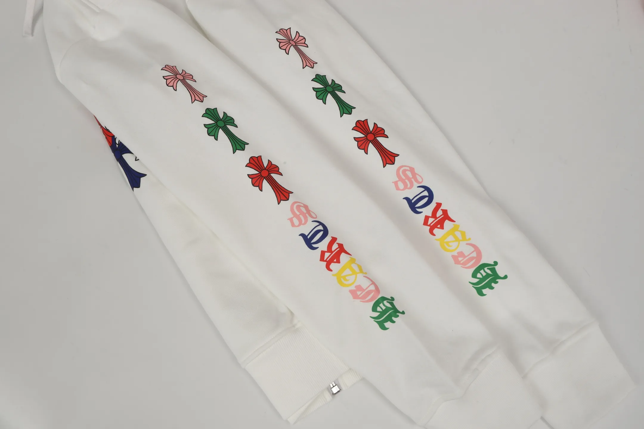 P250 cross-border model, please do not place an order if you are pursuing quality - Chrome Hearts/Chrome Hearts Colorful Cross ✝️ Printed zipper sweatshirt cardigan jacket - High weight, high density and high quality. The wool is soft, delicate and skin-friendly. It feels soft and silky. It has excellent warmth and skin-friendly properties - Custom-woven and dyed, no color difference. No matter the fabric or workmanship details, it beats the ordinary version on the market - Hardware zipper accessories are all customized, full of details - Color: black white -Size: S M L XL